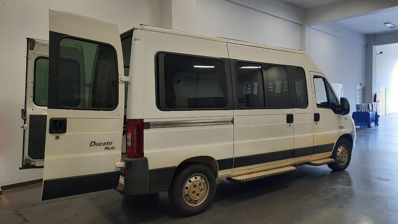 A van, marca Fiat Ducato